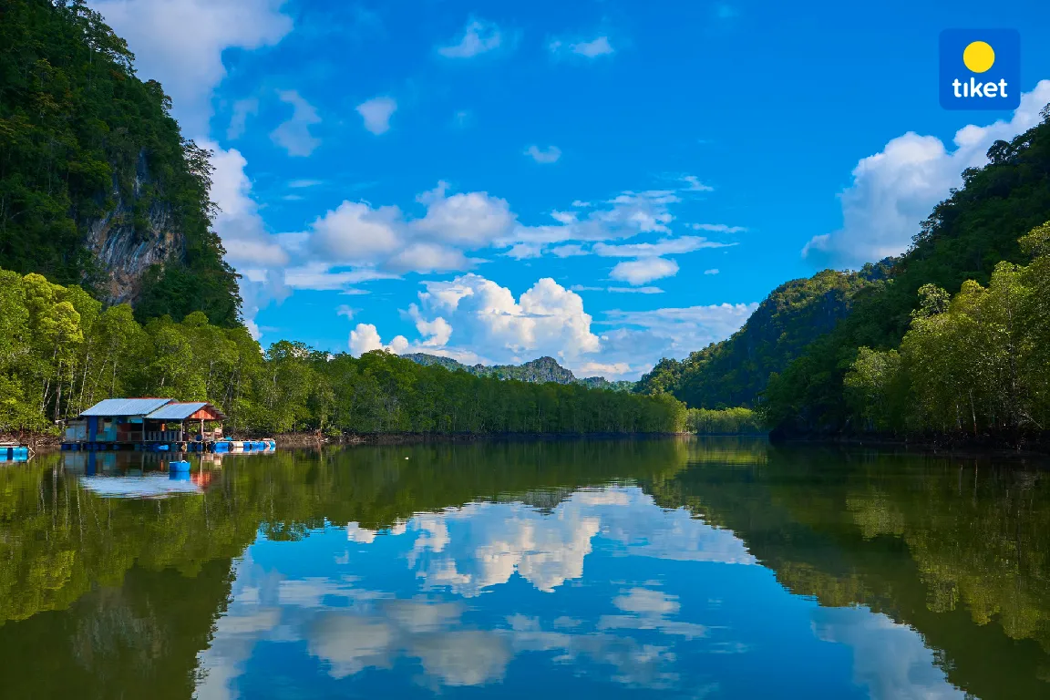 Private Dayang Bunting Island Tour with Jungle Trekking & Lake Swimming