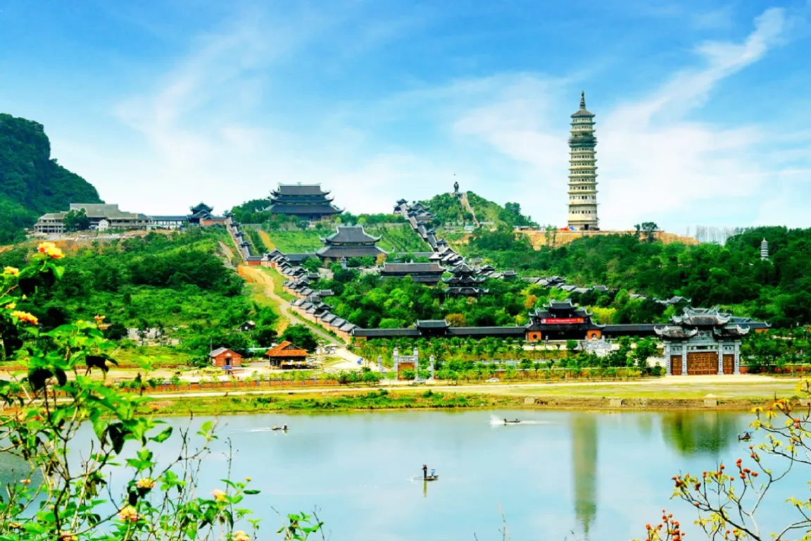 Trang An & Hoa Lu Day Tour with Japanese Speaking Guide