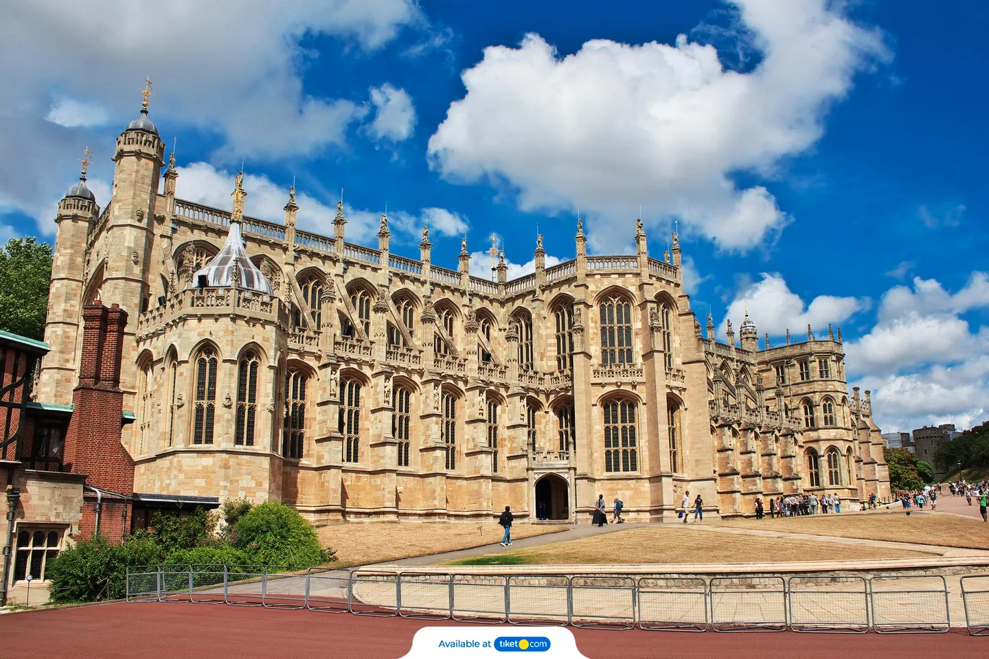 Windsor Castle, Stonehenge and Bath Tour with Lunch in Lacock
