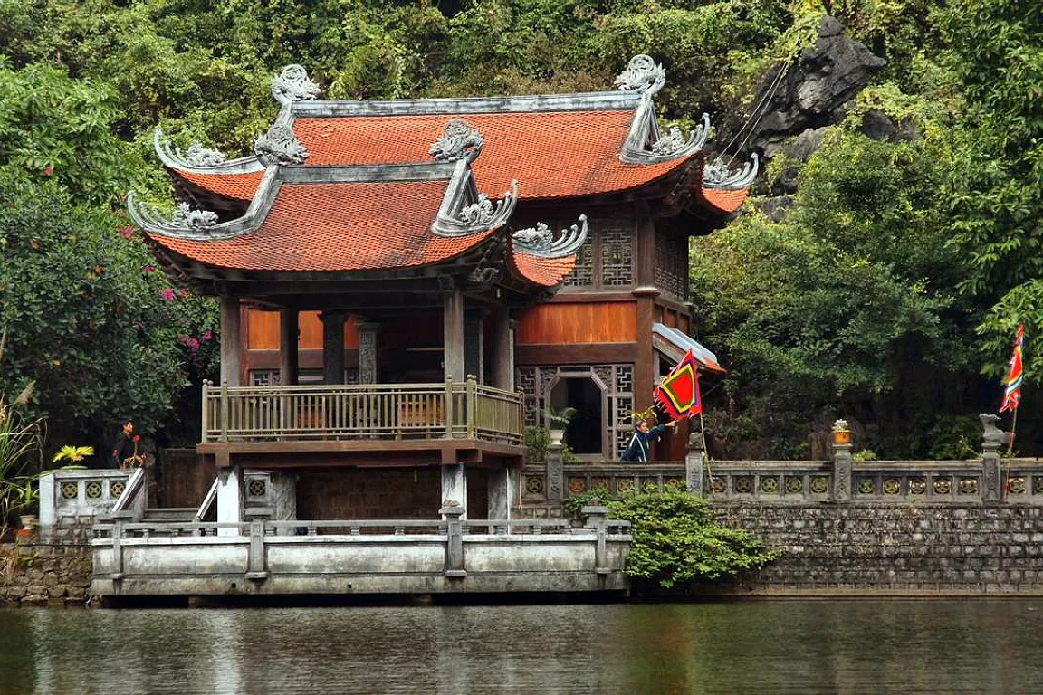 Majestic Trang An & Bai Dinh, Hang Mua Day Tour from Ha Noi