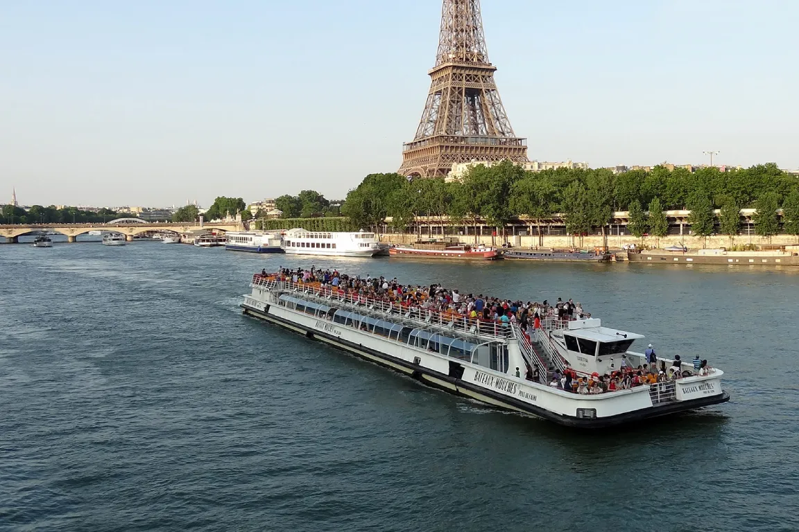 Seine River Sightseeing Cruise and Combo Experience in Paris