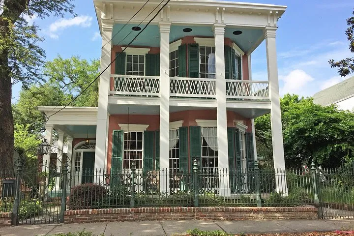 Oak Alley Plantation and 3-Hour New Orleans City/Cemetery Tour