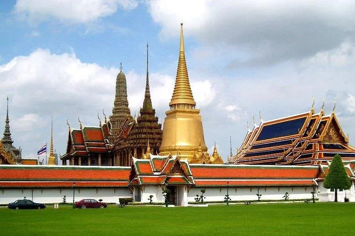 Damnern Saduak Floating Market, Grand Palace and Wat Phra Keo Tour from Bangkok