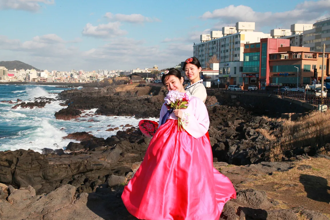 Jeju Hanbok Private Guide Tour + Photo Session in Yongduam Rock